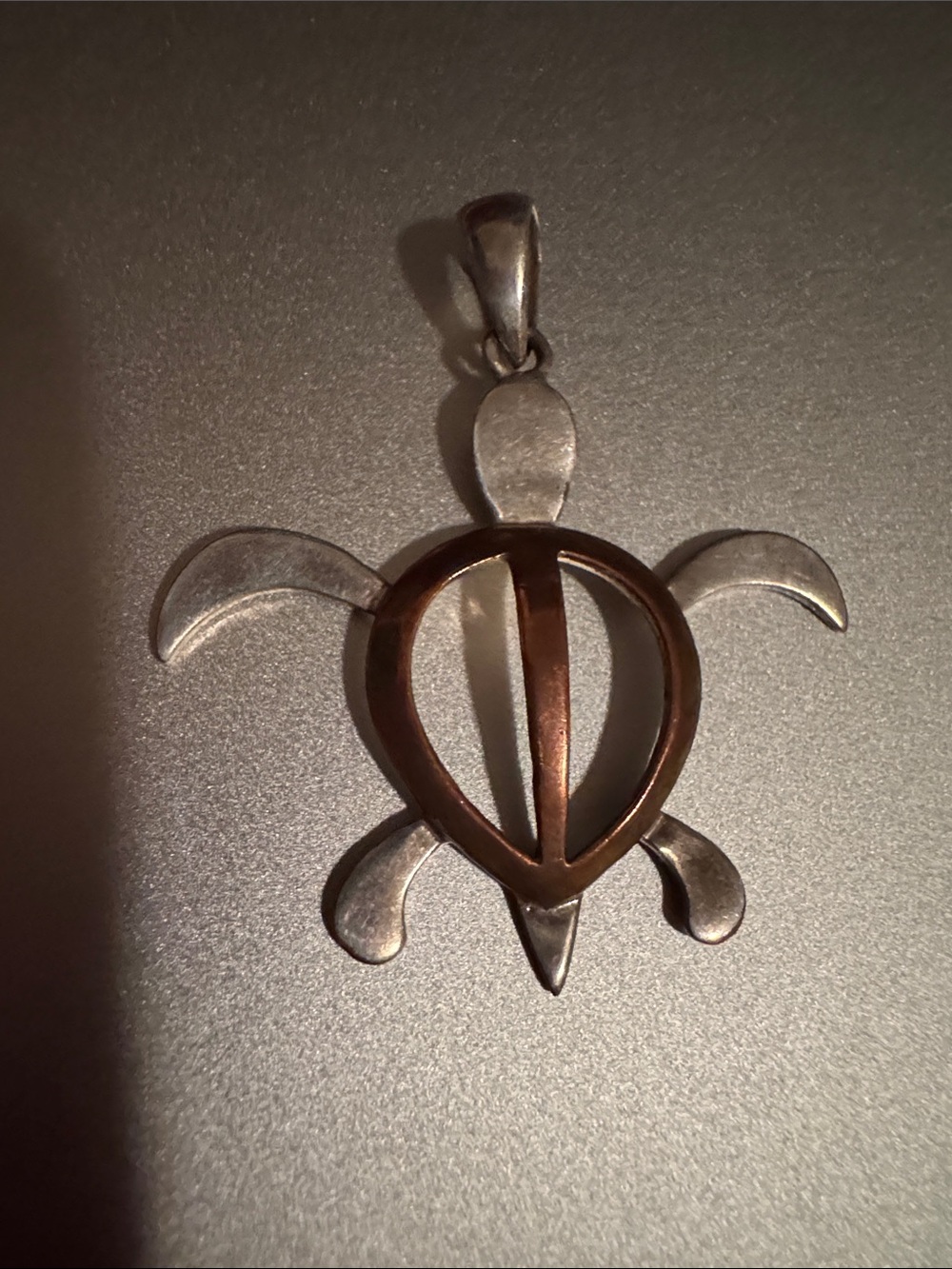 Hawaiian petroglyph sea turtle (Honu) pendant made of 925 sterling silver